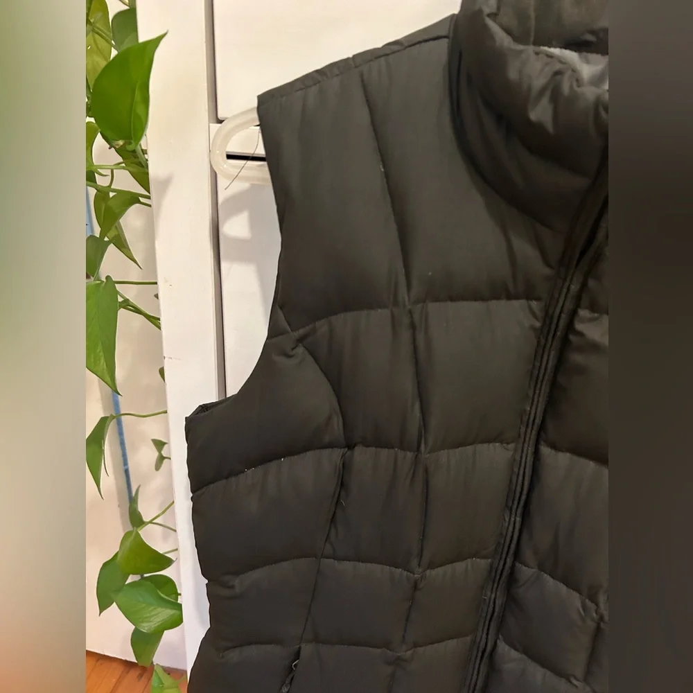 NWT Eddie Bauer women’s medium black classic down puffer vest w/adjustable snaps - Picture 4 of 9